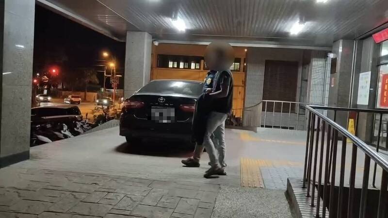 花莲31岁王姓男子日前喝醉步行在花莲市重庆路上，突然在一处摊商前不胜酒力呕吐遭斥责，王男心生不满竟殴打摊商并拿出折叠刀猛刺，行凶后逃逸遭警方逮捕。（警方提供）