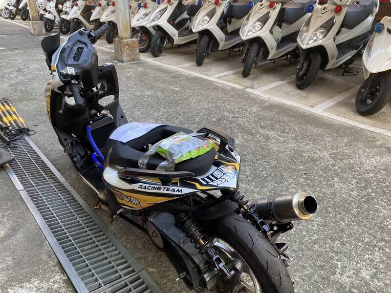 桃园市芦竹区龙林街今日凌晨出现拼装车当街试车发出噪音，警方到场查扣无牌拼装车。（记者余瑞仁翻摄）