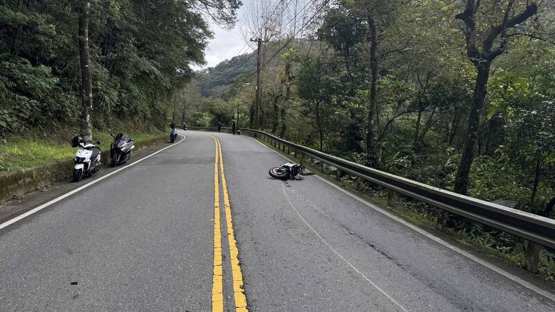 王男骑乘黄牌重机在新北市坪林北宜公路跑山兜风，疑因过弯时失控撞击护栏摔车，造成手部骨折。（记者陆运锋翻摄）
