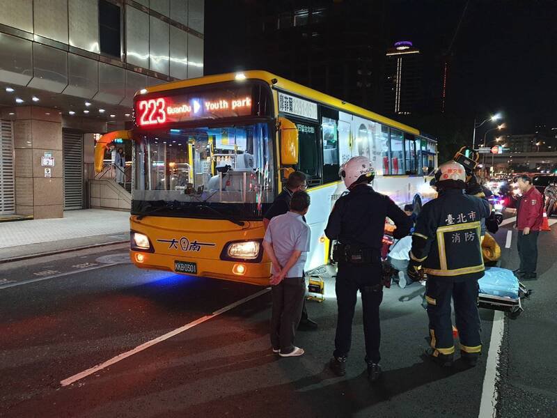 公车与脚踏车女骑士发生交通事故。（记者王冠仁翻摄）