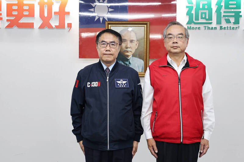 台南市长黄伟哲（左）与新任消防局长杨宗林（右）合影。（台南市府提供）