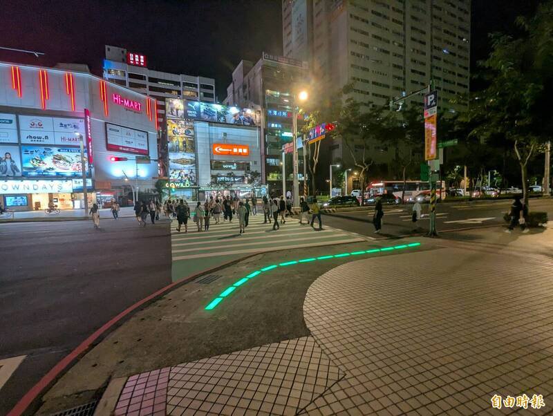 为提升行人穿越路口的安全，新北市交通局9月起在人潮众多、行人密集的板桥府中捷运站1号出口试办「行人地面警示灯」。（记者罗国嘉摄）