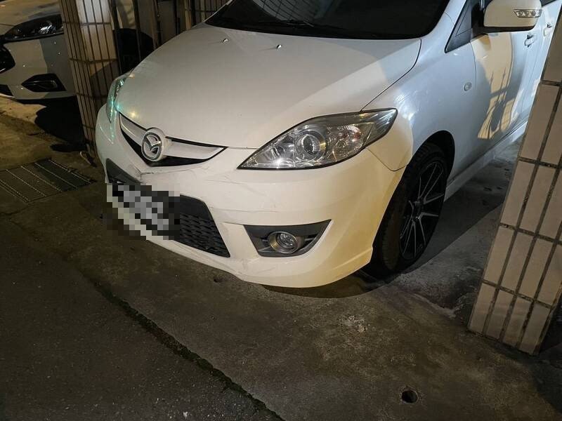 林姓老翁驾驶黑色丰田轿车疑似未注意路况，擦撞一辆停放于车库前的白色马自达轿车，事后未停车处理便驶离现场。（警方提供）