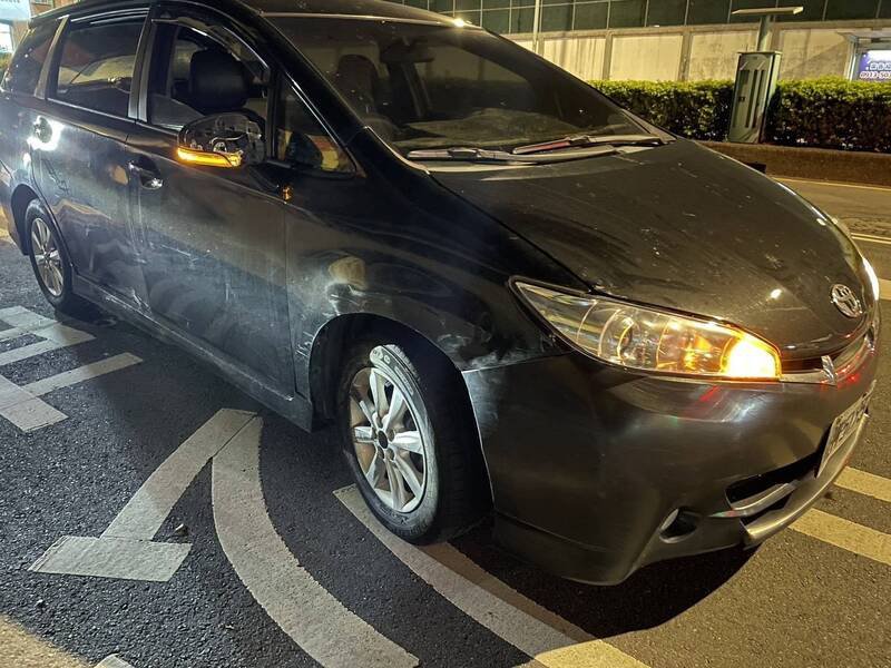 林姓老翁驾驶黑色丰田轿车疑似未注意路况，擦撞一辆停放于车库前的白色马自达轿车，事后未停车处理便驶离现场。（警方提供）