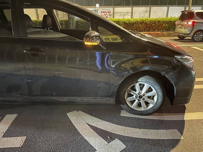 林姓老翁驾驶黑色丰田轿车疑似未注意路况，擦撞一辆停放于车库前的白色马自达轿车，事后未停车处理便驶离现场。（警方提供）