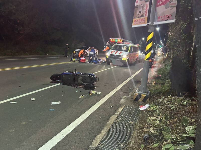 马公203县道安宅路段发生车祸，女性机车骑士倒卧路边，已无生命迹象，送医宣告不治。（马公警分局提供）