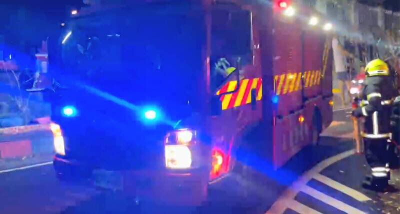 南投县信义乡地利村16日晚间发生杂草火警，地利消防站出动小型水箱消防车灭火。（南投县消防局提供）