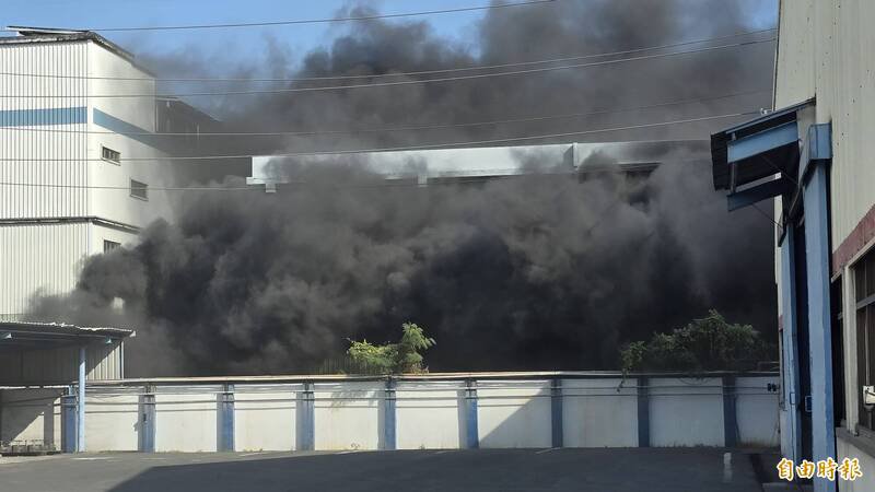 浓烟不断从厂区冒出。（记者李惠洲摄）