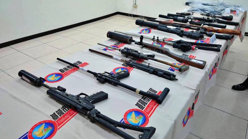 基隆市警方为净化治安，去年一整年共查获80支枪枝，高居全台第一，有2名同仁还因此获警政署表扬为全国绩优刑事警察（记者林嘉东翻摄）