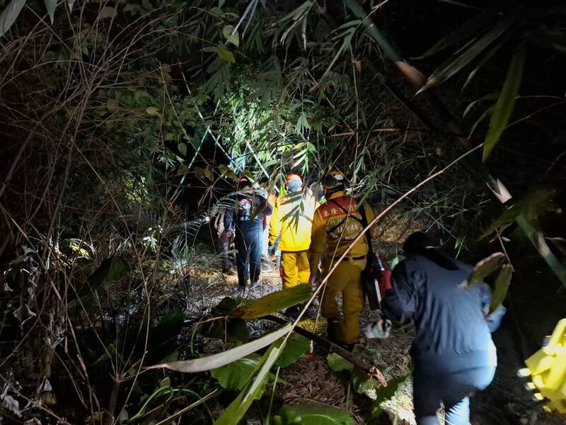 基隆市1名八旬陈姓妇人今天一早上山采竹笋，入夜后仍未归。基隆市警消获报入山协寻，不到1小时就找到她，还好她没有受伤，意识清楚。（记者林嘉东翻摄）