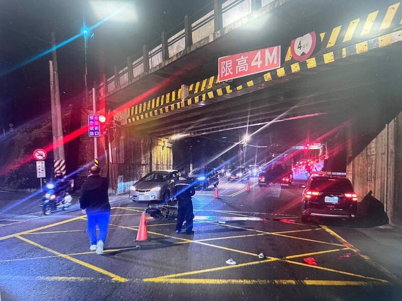 温姓妇人骑车被同向曳引车辗压致死。（警方提供）