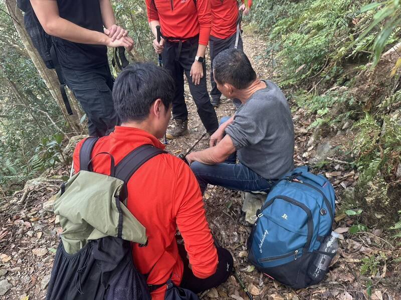 搜救人员已接触到2名被蜂螫伤的山友，并协助下山。（民众提供）