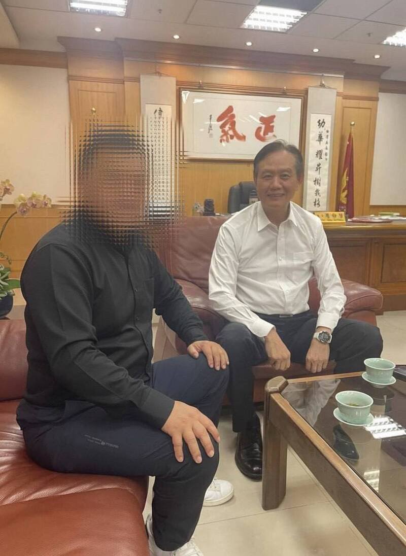 诈团谎称平台经刑事局局长周幼伟认证，还盗用周幼伟照片AI换脸行骗。（记者郑景议翻摄）