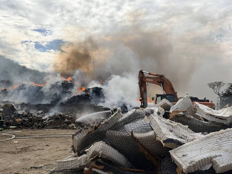 八德兴丰路掩埋场火灾，现场浓烟密布，消防局出动大批人车救灾。（消防局提供）