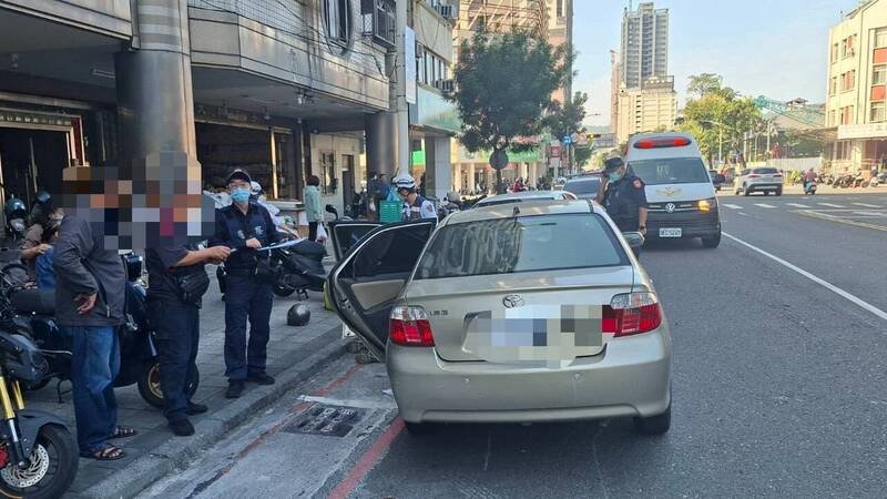 77岁妇驾驶轿车逆向撞机车，女骑士惨被撞飞昏迷，肇因待查。（民众提供）