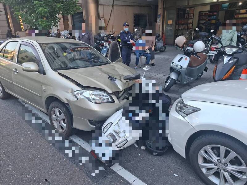 77岁妇驾驶轿车逆向撞机车，女骑士惨被撞飞昏迷。（民众提供）