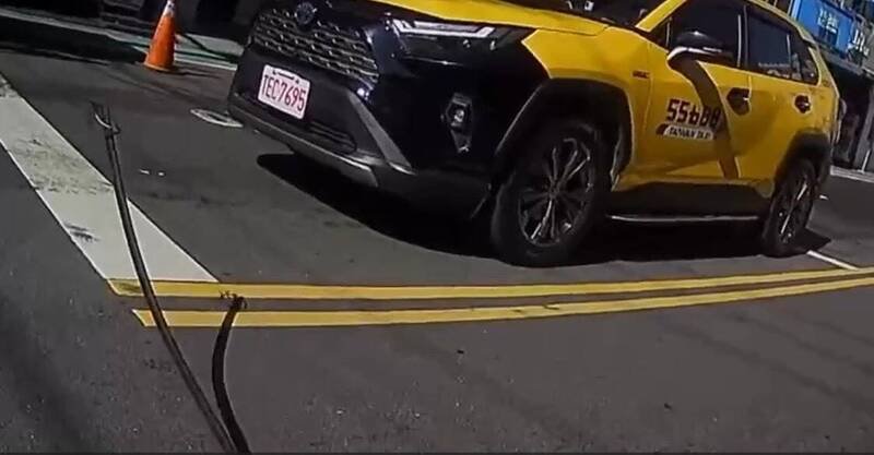 从空中掉落路面的电缆线。（民众提供）