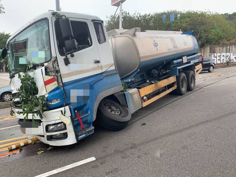 油罐车头严重受损，甚至卡著被撞断的路树树枝。（民众提供）