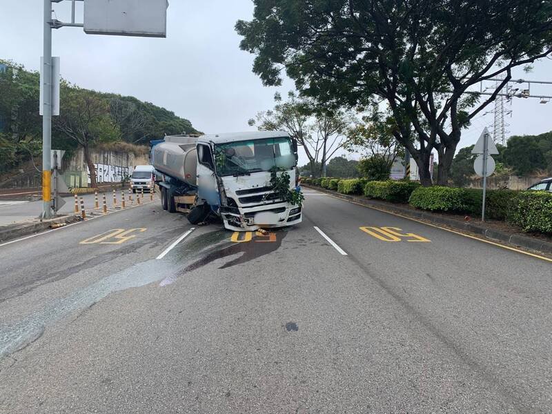 肇事的油罐车。（民众提供）