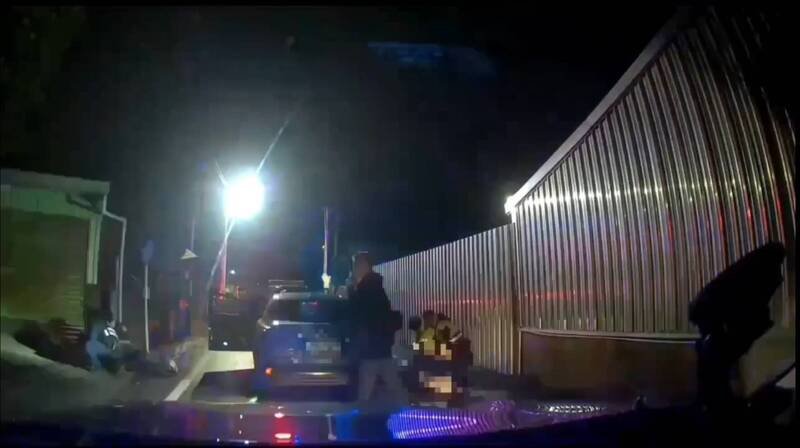 经「AI巡防系统」提醒，警方将挂假车牌车辆拦停。（记者徐圣伦翻摄）