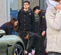 小米SU7刚交车就撞死业务员 中国网友叹：真的出好多事故