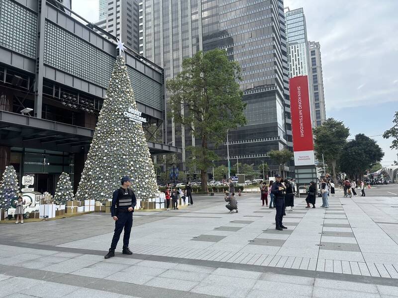 警方接获恐怖留言，火速派遣警力进驻。（民众提供）