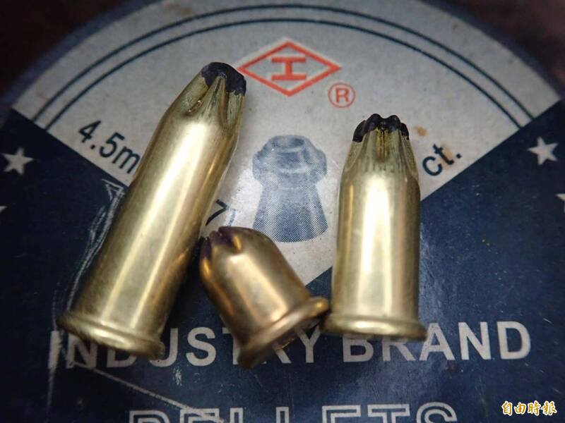 原住民自制的乙式猎枪，弹药室装填喜得钉，国内喜得钉常用规格为直径6.8mm，长度有11mm、18mm、25mm三种，长度越长火药量越多。（记者花孟璟摄）