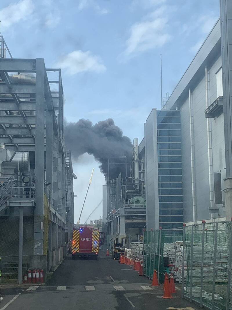 安南区科技一路工厂外部起火，黑烟直窜天际，消防人员布署水线灌救，火势集中在外部设备区，未波及厂内结构，现场一度引发关注。（民众提供）