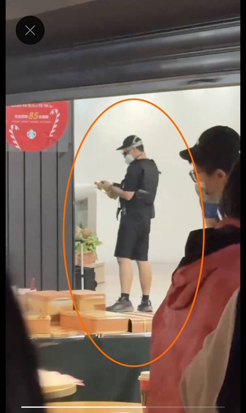 张文昨先到台北车站丢烟雾弹。（网友提供）