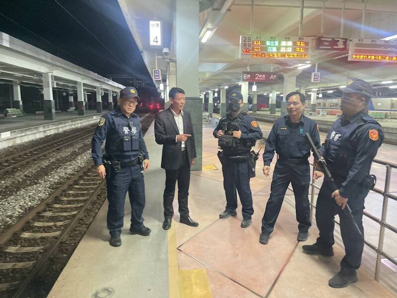 台东县警察局加强台东车站维安，局长蔡燕明（左2）到场督军。（记者黄明堂翻摄）