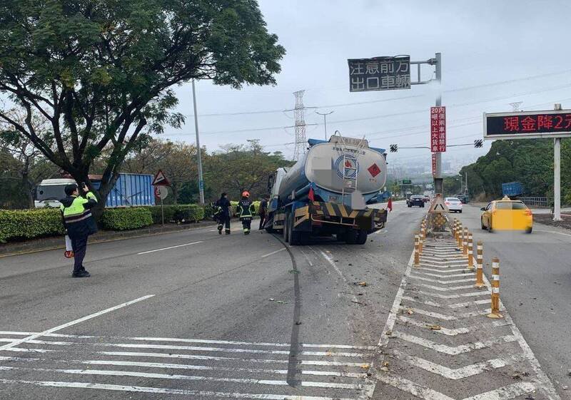 中油一辆油罐车，前天到龙井一间加油站进行卸油作业，疑因司机未拉手煞车冲进车道。（记者陈建志翻摄）
