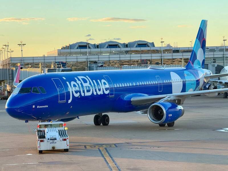 美委军事对峙导致加勒比海地区GPS讯号频繁遭到干扰，严重威胁飞航安全。图为一架捷蓝航空客机，该公司航班日前险些在加勒比海上空与美军军机相撞。（法新社档案照）