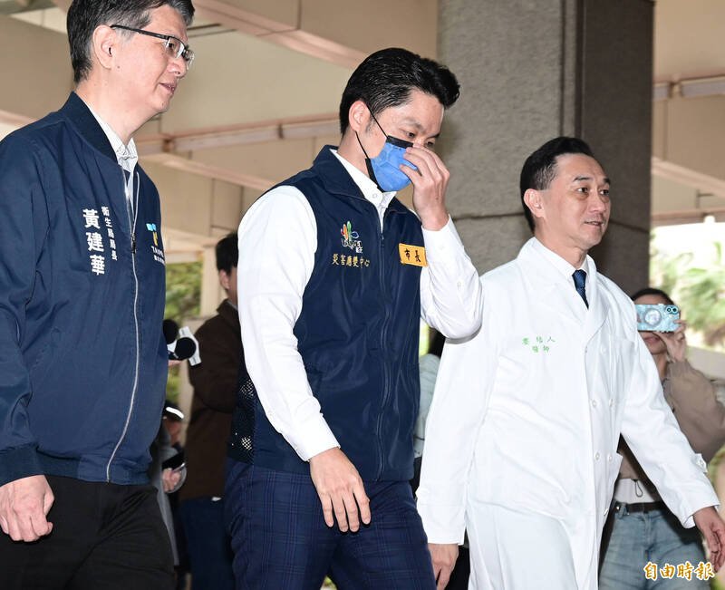 台北市长蒋万安（中）前往台大医院向1219事件现场即刻救援的颜瑞升医师父女转达伤者的感谢之意。（记者王艺菘摄）