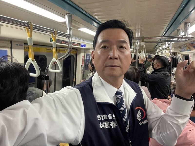 在北捷连续攻击案件后，新北市林国春搭乘捷运出席北市公务行程，表达对警察的关怀。（图由林国春提供）