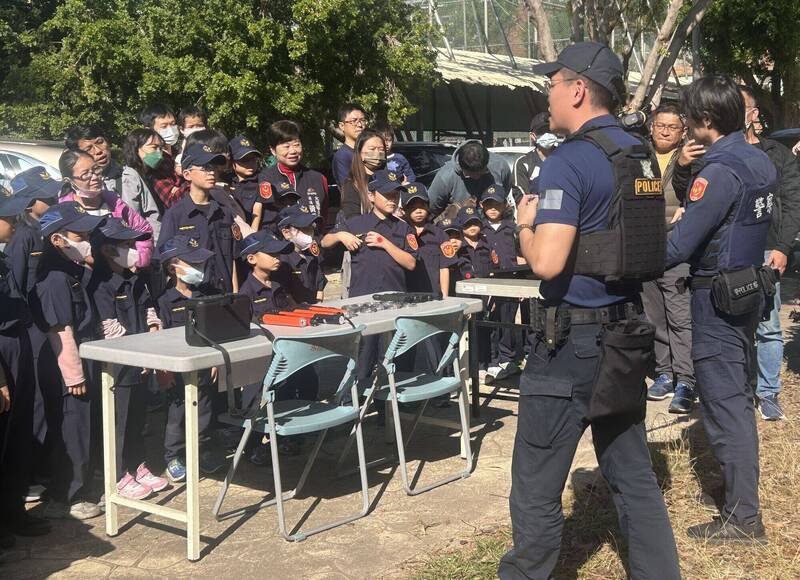 台中市议员李天生今天结合雾峰分局举办「小小警察体验营」，提醒小朋友遇到攻击事件，要谨记「有危险、找家人、不说话、赶快跑」的口诀。（李天生议员提供）