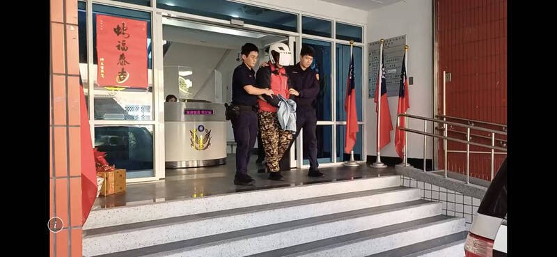 新北市萧姓男子在公车上激动说出去死、丢手榴弹等字句，引发乘客恐慌，淡水警分局拦车冲上逮人，发现萧嫌并无携带危险物品。（记者吴仁捷翻摄）