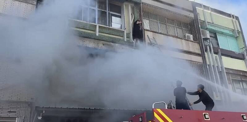 妇人脚踩屋外阳台，悬在3楼高。（民众提供）