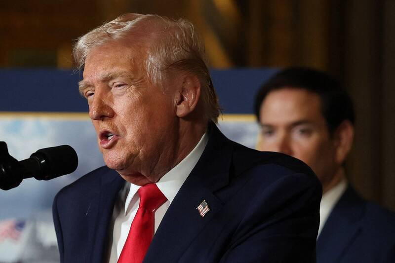 持续对于并吞格陵兰岛表达兴趣的美国总统川普再度表态，他向媒体宣布「我们必须得到格陵兰岛」。（法新社）