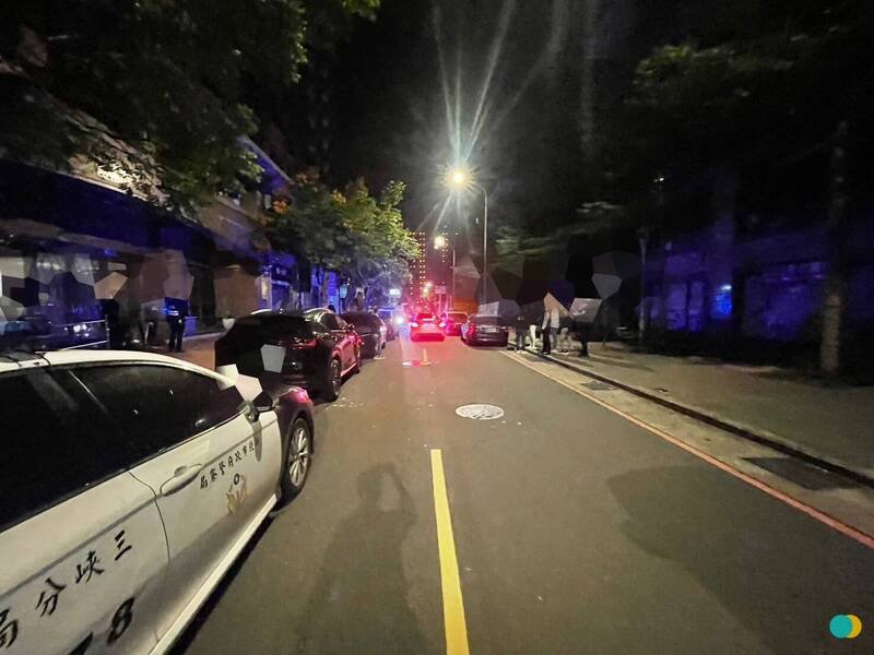 警方抵达串烧店现场。（记者徐圣伦翻摄）