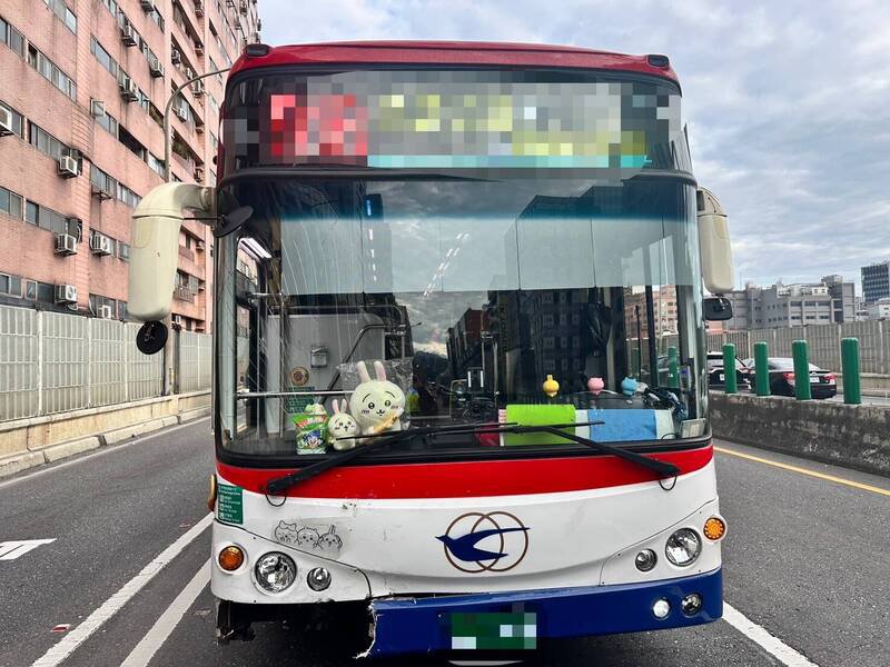 柯男行经台64线中和路段时不慎追撞前方BMW，造成女驾驶头晕不适。（记者陆运锋翻摄）