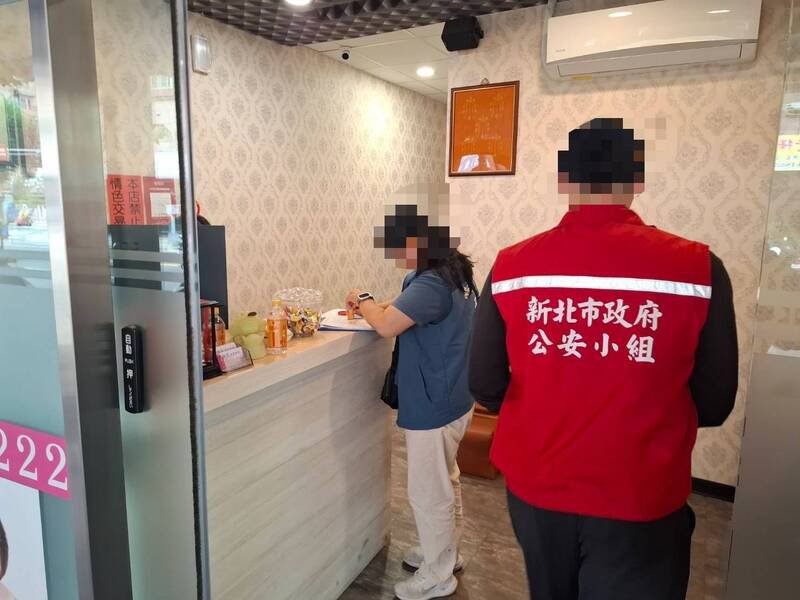新北市芦洲一间养生馆违法经营，公安小组三度开罚未改善，今天强制断水断电，展现公权力。（记者吴仁捷翻摄）