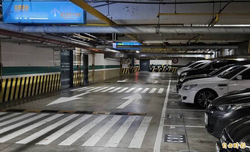 香港湾仔私人停车场关闭，导致13辆汽车被迫滞留一整夜。示意照。（资料照）