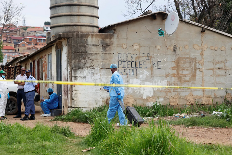 南非约翰尼斯堡郊区21日惊传随机枪击酿10死，这已是该国本月第2起大规模屠杀。图为本月6日，警方在首都普勒托利亚（Pretoria）附近，调查另一起遭枪手闯入扫射、造成包括幼童在内共12人死亡的刑案现场。（路透）