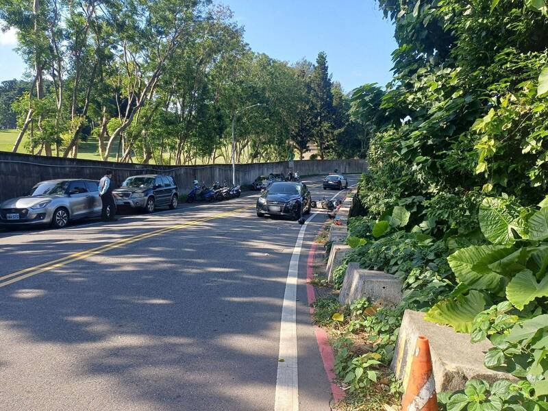 新北市吴姓女子驾车途经高尔夫球场外路段，逆向撞上对向林姓骑士，造成林男坠落边坡不治。（记者吴仁捷翻摄）警方提供