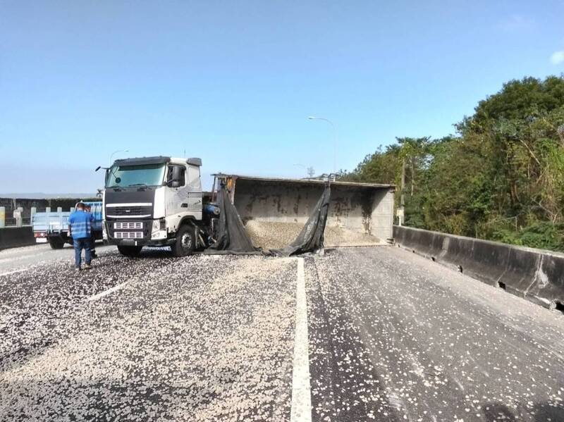 联结车子车翻覆，砂石散落。（警方提供）