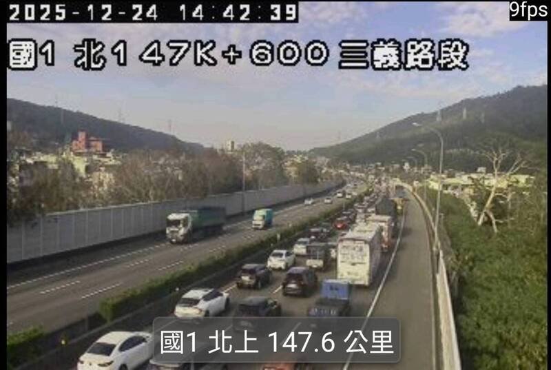 国1北上车流回堵7公里至三义。（翻摄国道即时路况）