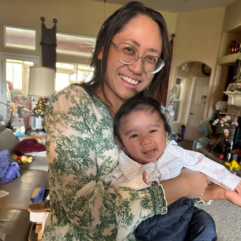 美国加州妇女洛佩兹（Suze Lopez）抱著她奇迹生还的儿子Ryu。图为两人10月的合影。（美联社）