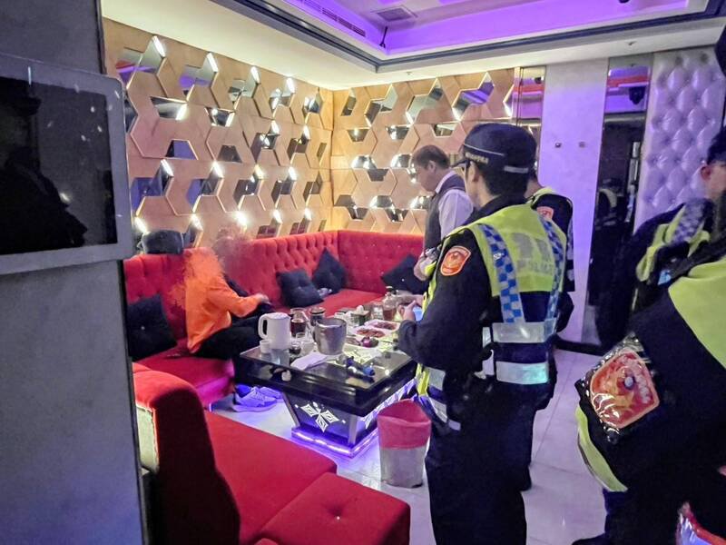 桃园警分局24日执行雷霆除暴勤务，针对辖内汽车旅馆、酒店、KTV等易滋生事端场所，进行强力临检威力扫荡。（记者郑淑婷翻摄）