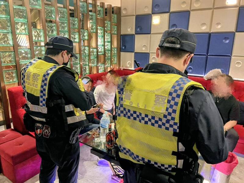 桃园警分局24日执行雷霆除暴勤务，针对辖内汽车旅馆、酒店、KTV等易滋生事端场所，进行强力临检威力扫荡。（记者郑淑婷翻摄）