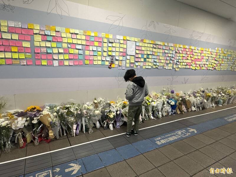 捷运台北车站B1层通往M7出口通道，设置暂时性的悼念墙。（记者董冠怡摄）